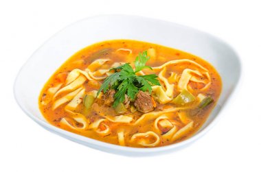 Turuncu et ve beyaz izole makarna çorbası