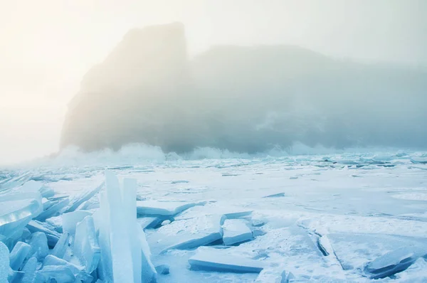 Campo de hielo azul y rocas con sol —  Fotos de Stock