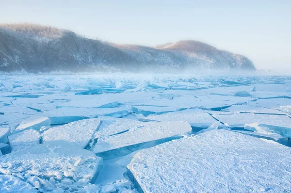 Pola z lodem wraki na frozen jezioro Bajkał — Zdjęcie stockowe