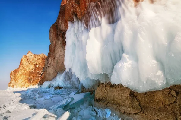 Lago congelado y rocas cerca de la cueva de hielo —  Fotos de Stock