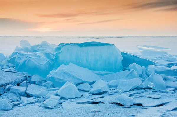 Campo de hummocas de hielo en el lago congelado Baikal — Foto de Stock