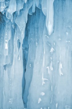 Buz saçakları kışın Baykal Gölü 'nün buz duvarında.