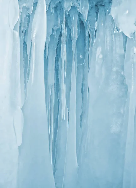 Eiszapfen auf der Eiswand am Baikalsee im Winter — Stockfoto