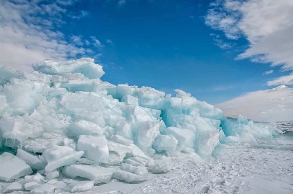 Hummocas de hielo azul sin fin en invierno en el lago congelado Baikal —  Fotos de Stock