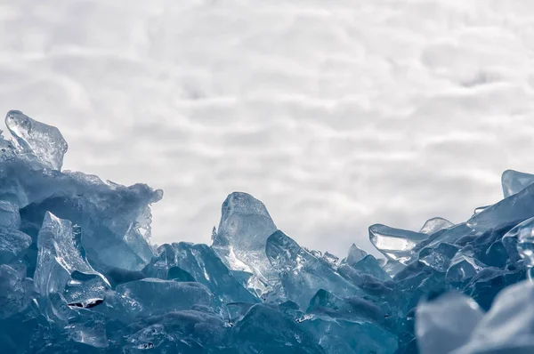 Endlose blaue Eisbuckeln im Winter auf dem zugefrorenen Baikalsee — Stockfoto