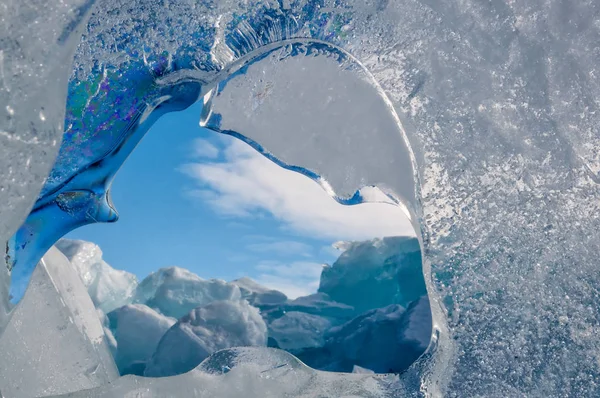 Infinite hummocks blu ghiaccio in inverno sul lago ghiacciato Baikal — Foto Stock