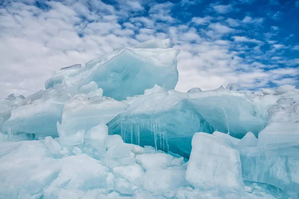 Hummocks van het eindeloze blauw ijs in de winter op het bevroren Baikalmeer Rechtenvrije Stockafbeeldingen