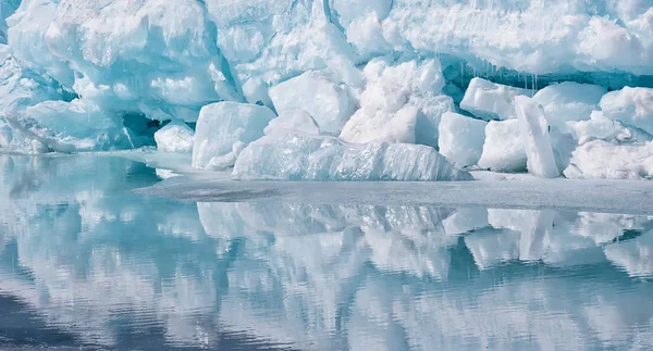 Trozo de iceberg azul gruñón con reflejo en aguas tranquilas. Océano Ártico —  Fotos de Stock