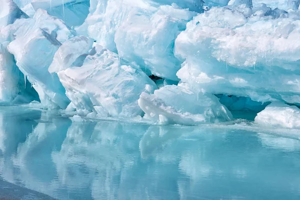 Blaues Knurren Stück Eisberg mit Reflexion in ruhigem Wasser. Arktischer Ozean — Stockfoto