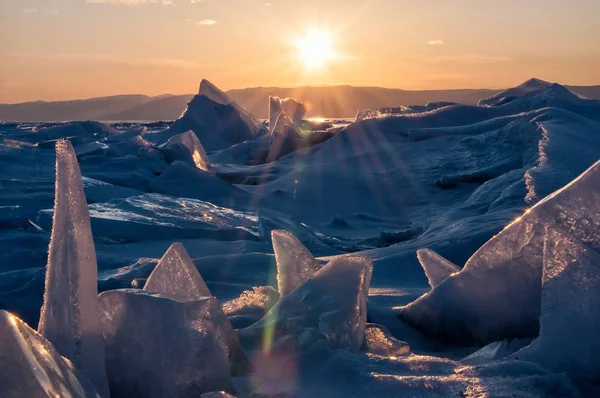 Champ de bosses de glace sur le lac Baïkal gelé. Coucher de soleil — Photo