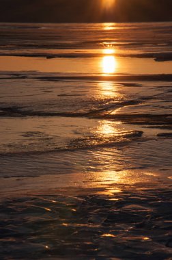Gün batımında güneş kışın donmuş bir deniz baykal doku buz