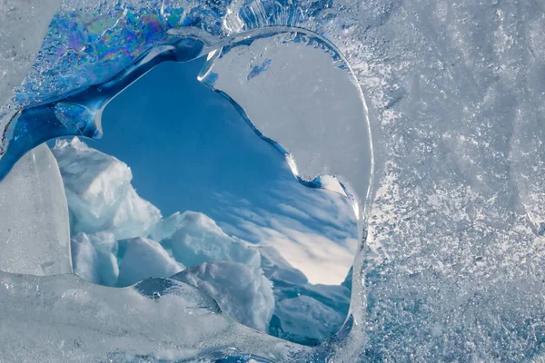 Hummocks van het eindeloze blauw ijs in de winter op het bevroren Baikalmeer — Stockfoto