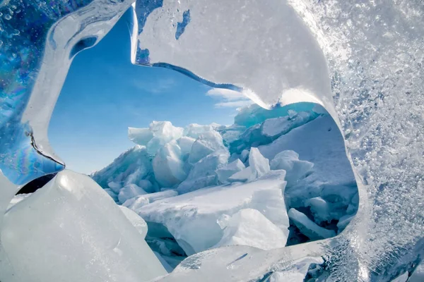 Hummocas de hielo azul sin fin en invierno en el lago congelado Baikal —  Fotos de Stock