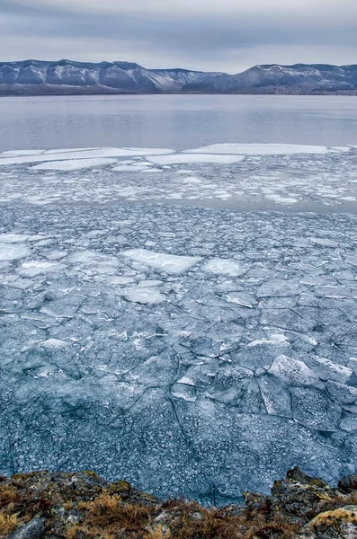 Lago Baikal e roccia nel freddo di dicembre. Tempo di congelamento. I ghiacci nuotano sull'acqua — Foto Stock