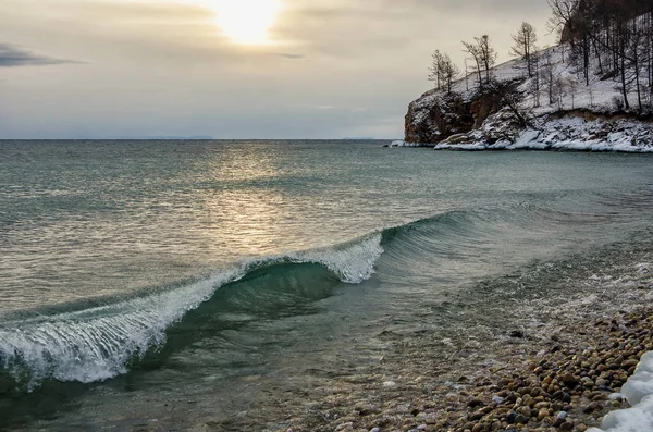 Olas y salpicaduras en el lago Baikal con rocas y árboles en la bahía de Uzuri — Foto de Stock