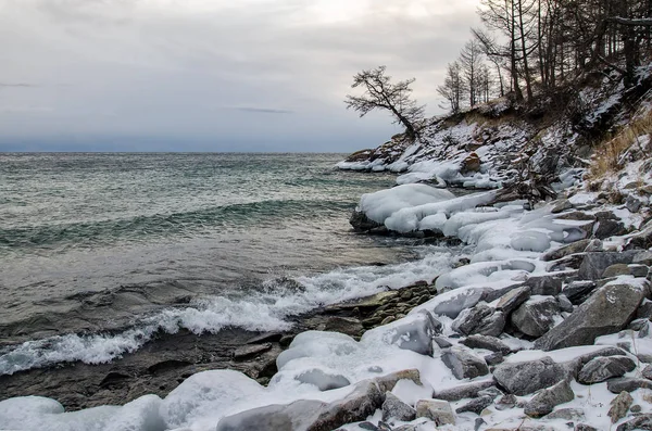 Волны и брызги на Байкале со скалами и деревьями в заливе Узури — стоковое фото