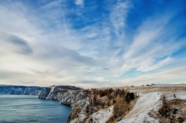 在冬季, 贝加尔湖, 俄罗斯的大美丽的湖泊和山上观看 — 图库照片