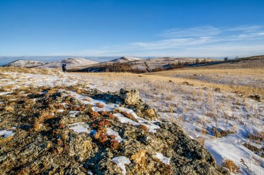 alan ağaç ve gökyüzü bulutlu Sibirya'da, kış Island'da Olkhon