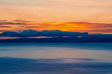 Dağ Gölü üzerinde güzel turuncu günbatımı