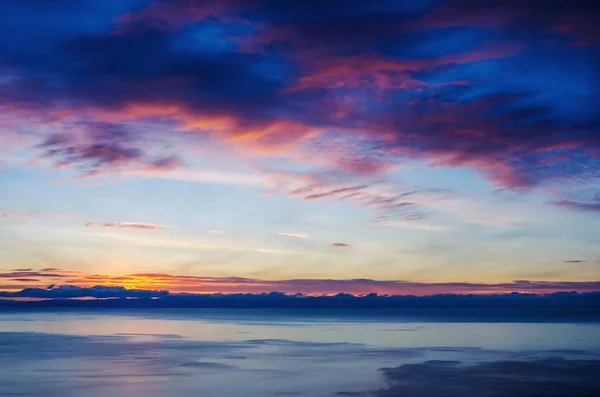 Dağ Gölü üzerinde güzel kırmızı günbatımı