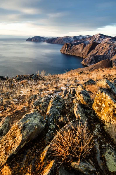 Vista por encima de gran lago hermoso, lago Baikal, Rusia —  Fotos de Stock