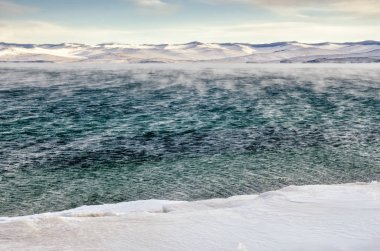Buzlar Baykal Gölü sis su üzerinde yüzer. Günbatımı