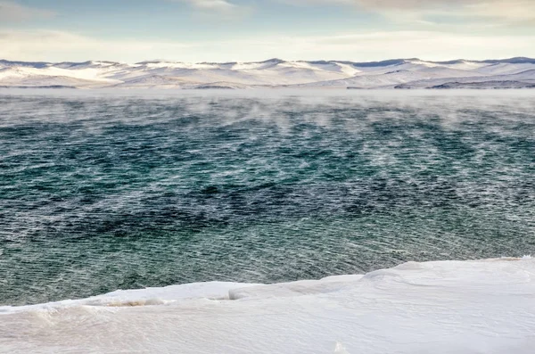 O gelo flutua na água do nevoeiro no lago Baikal. Pôr do sol — Fotografia de Stock