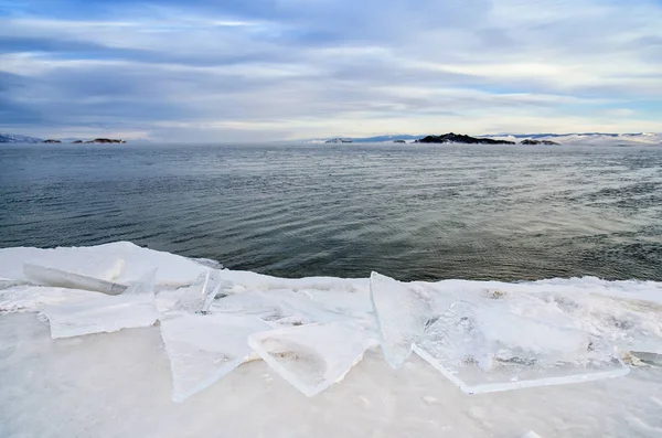 O gelo flutua na água do nevoeiro no lago Baikal. Pôr do sol — Fotografia de Stock