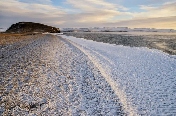 Témpanos de hielo flotando en el agua de niebla en el lago Baikal. Puesta de sol —  Fotos de Stock