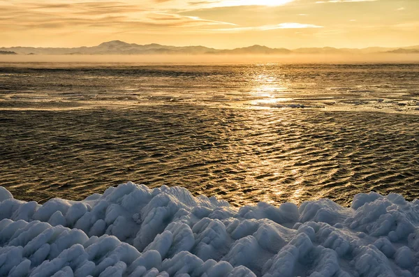 冰浮冰漂浮在贝加尔湖的雾水中。日落 — 图库照片