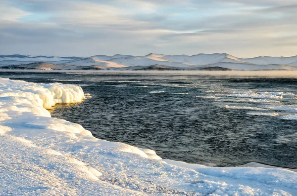 Isflak flyter på dimma vattnet i den Bajkalsjön. Solnedgång — Stockfoto