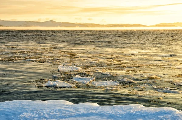 빙원 바이칼 호수에서에서 안개 물에 떠 있는 일몰 — 스톡 사진