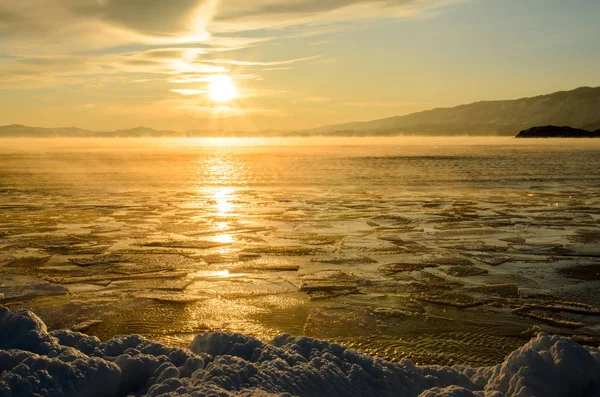 Eisschollen treiben auf dem Nebelwasser im Baikalsee. Sonnenuntergang — Stockfoto
