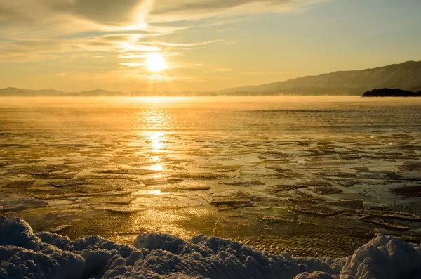 O gelo flutua na água do nevoeiro no lago Baikal. Pôr do sol — Fotografia de Stock