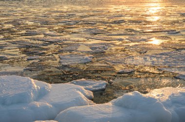 Buzlar Baykal Gölü sis su üzerinde yüzer. Günbatımı