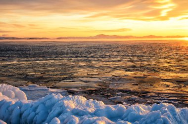 Buzlar Baykal Gölü sis su üzerinde yüzer. Günbatımı