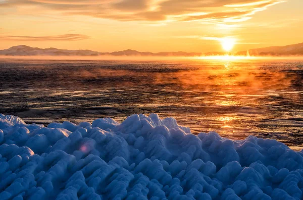 O gelo flutua na água do nevoeiro no lago Baikal. Pôr do sol — Fotografia de Stock