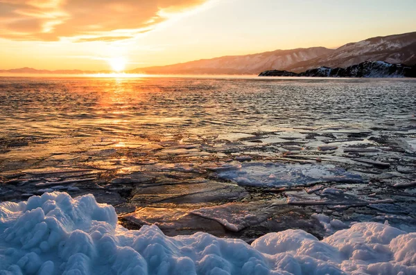O gelo flutua na água do nevoeiro no lago Baikal. Pôr do sol — Fotografia de Stock