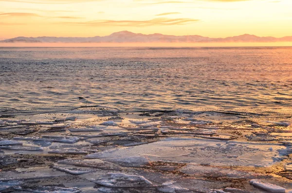 冰浮冰漂浮在贝加尔湖的雾水中。日落 — 图库照片