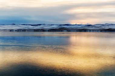 Dağ Gölü üzerinde güzel turuncu günbatımı