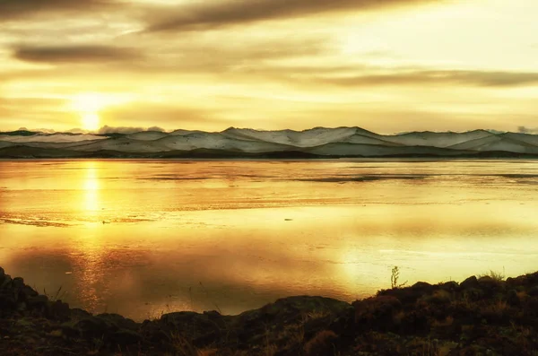 Beau coucher de soleil orange sur le lac avec montagne — Photo