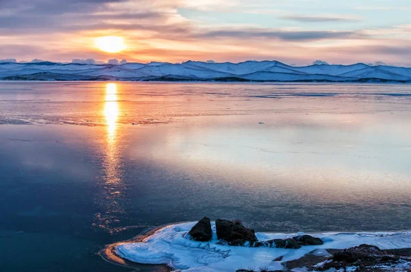 Ice floes drijvend op het water van de mist in het Baikalmeer en hill. Zonsondergang — Stockfoto