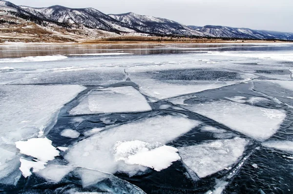 Lago Baikal congelado. Bela montanha perto da superfície do gelo em um dia gelado. Fundo natural — Fotografia de Stock