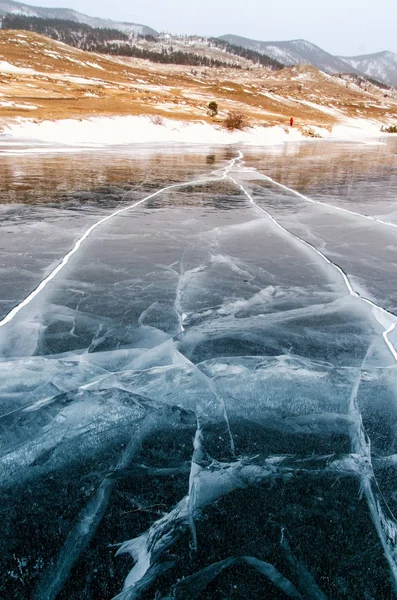 Lago Baikal congelado. Bela montanha perto da superfície do gelo em um dia gelado. Fundo natural — Fotografia de Stock