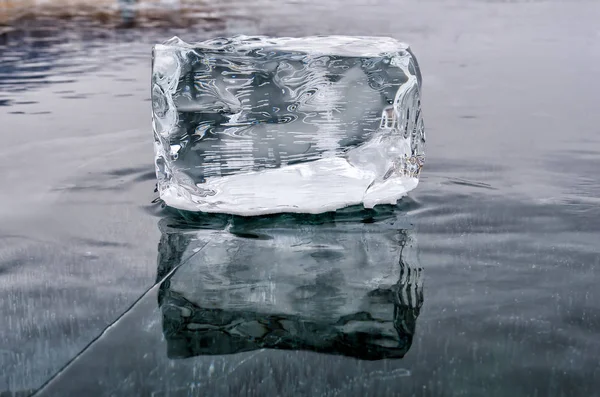 湖面反射的单冰立方体 — 图库照片