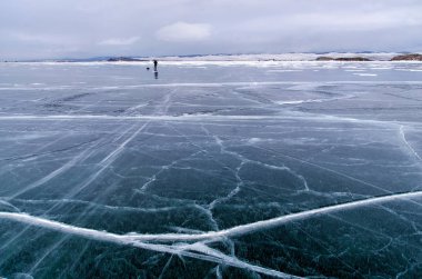 Dondurulmuş Deniz Baykal. Soğuk bir günde buz yüzeye yakın güzel dağ. Doğal arka plan