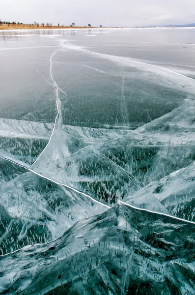 Lago Baikal ghiacciato. Bella montagna vicino alla superficie di ghiaccio in una giornata gelida. Sfondo naturale — Foto Stock