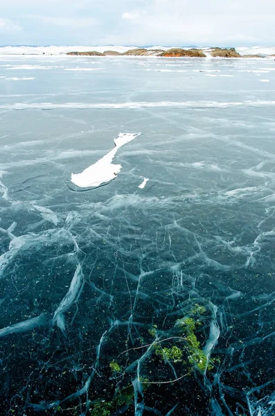 Lago Baikal ghiacciato. Bella montagna vicino alla superficie di ghiaccio in una giornata gelida. Sfondo naturale — Foto Stock