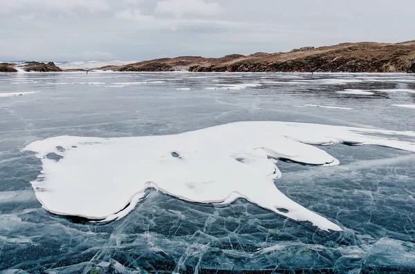 Lago Baikal congelado. Bela montanha perto da superfície do gelo em um dia gelado. Fundo natural — Fotografia de Stock