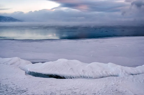 Gebied van ijs hummocks op het bevroren Baikalmeer. Zonsondergang — Stockfoto